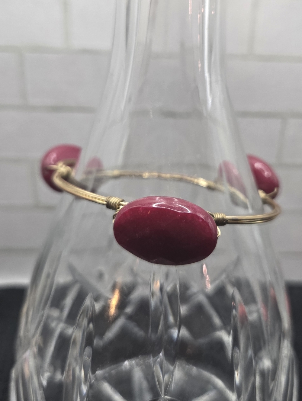 1324. Red Stone Gold-Tone Wire Bangle Bracelet